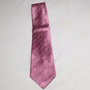 Men’s Tie in pink diamond shape pattern